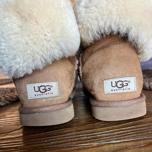 Ugg Bailey Button Size 9